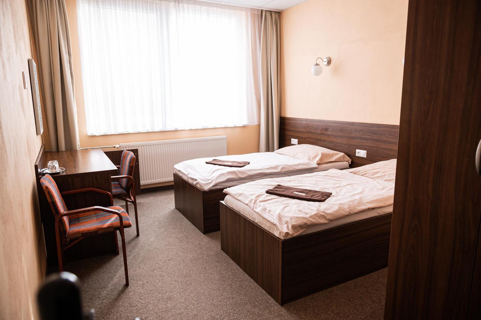 City Hotel B&B, Reception 24 7, 800M Od-From R1, Free Parking Banská Bystrica Exterior foto